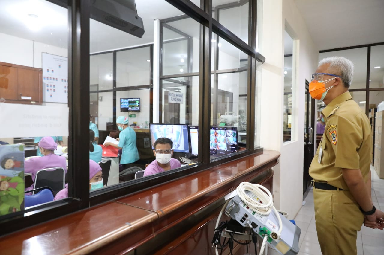 Gubernur Jawa Tengah Ganjar Pranowo saat sidak penanganan Covid-19 di sejumllah rumah sakit di Kudus Jawa Tengah, Senin 31 Mei 2021. (Foto: Istimewa)