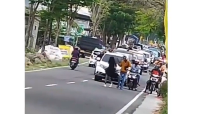 Tangkapan layar perempuan ngambek yang sebabkan kemacetan jalan (Foto: Instagram @makassar_iinfo)