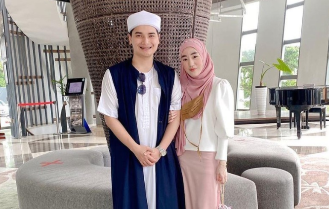Pasangan Alvin Faiz, putra sulung mendiang Ustadz Arifin Ilham bersama istrinya, Larissa Chou. (Foto: Instagram)