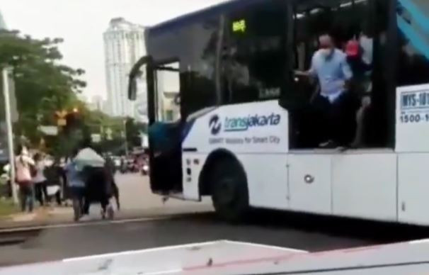 Menegangkan, bus Transjakarta mogok di tengah perlintasan kereta api di Jakarta. (Foto: tangkapan layar video Instagram)