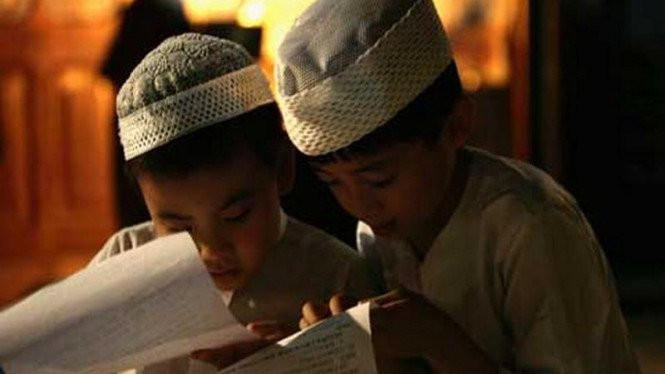 Dua bocah sedang belajar mengaji. (Ilustrasi)