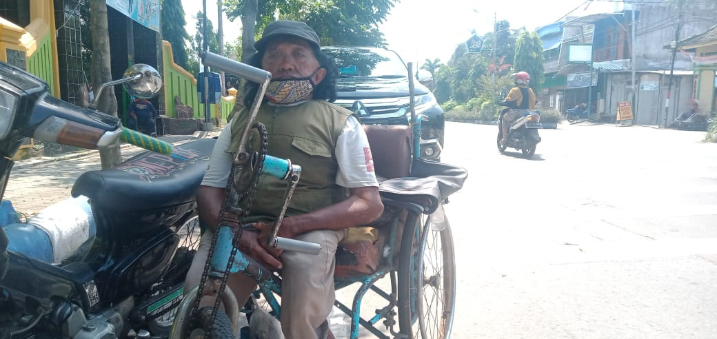 Sugiono, 56  penyandang disabilitas warga Dusun Ngemplak, Desa Ngudirejo, Kecamatan Diwek, Kabupaten Jombang rela banting tulang kayuh sepeda dengan tangan hampir dua jam. (Foto: Istimewa)