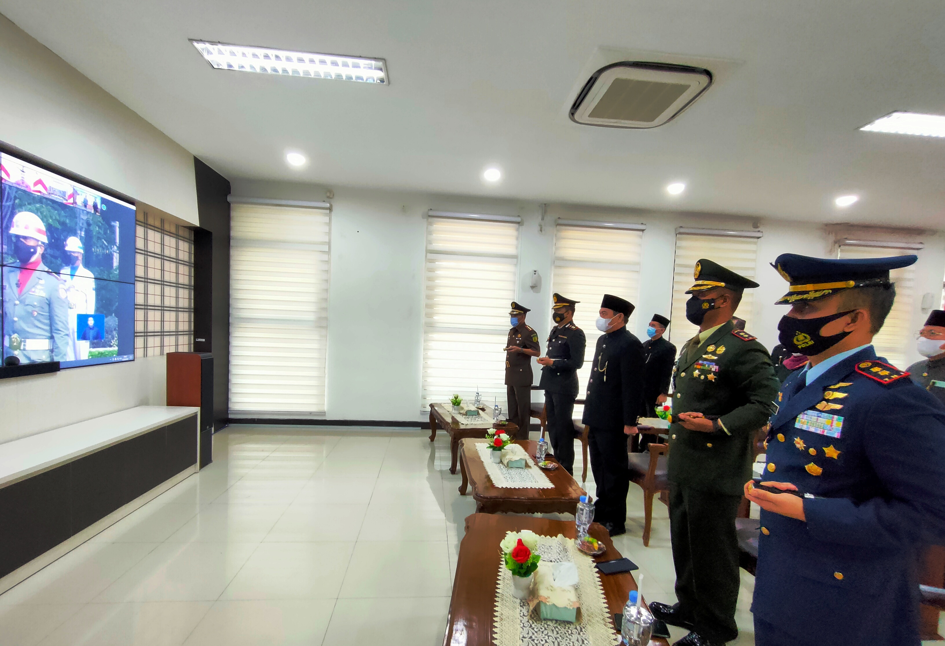 Wakil Bupati dan Forkopimda mengikuti secara virtual dari ruang Media Center Kantor Sekretariat Pemerintah Kabupaten Jombang. (Foto: Istimewa)
