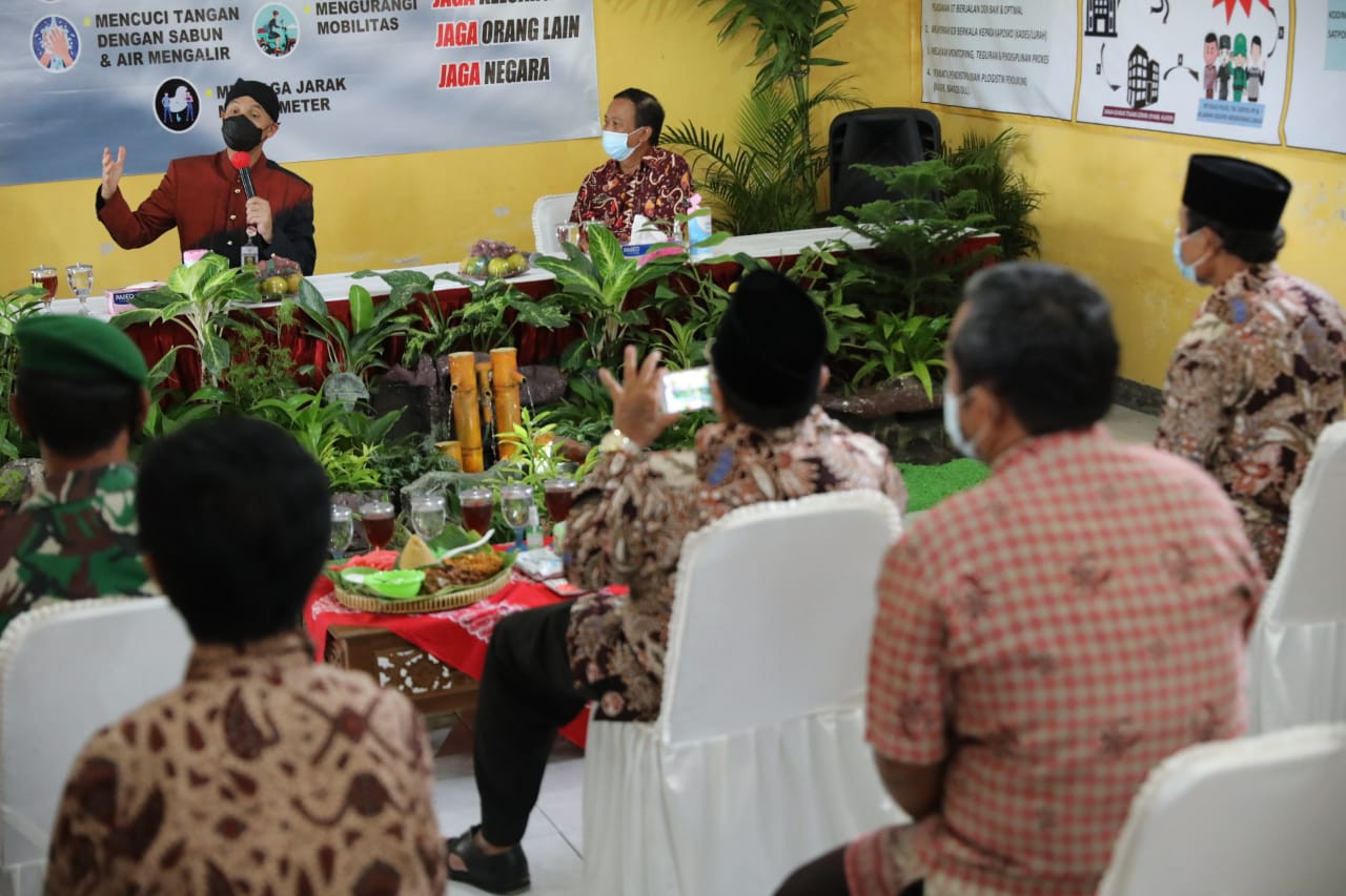 Gubernur Jawa Tengah Ganjar Pranowo saat berdialog di Desa Nglinggi, Kecamatan Klaten Selatan, Kabupaten Klaten, Selasa, 1 Juni 2021. (Foto: Istimewa)