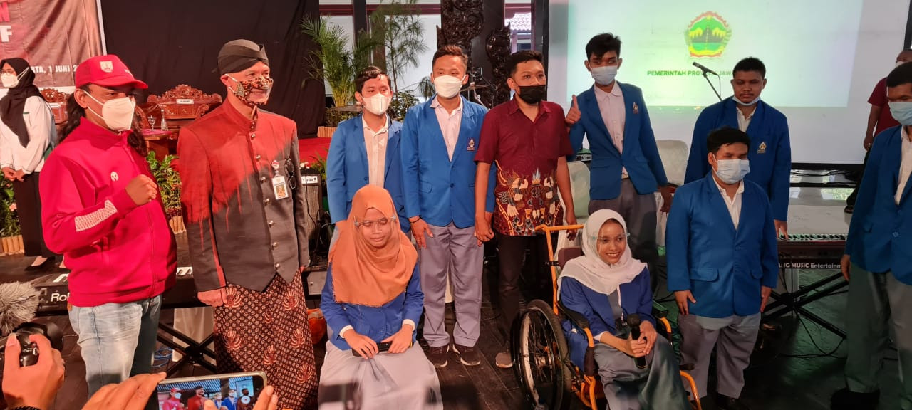 Gubernur Jawa Tengah Ganjar Pranowo saat memberikan semangat kepada para siswa SMKN 8 Surakarta yang tergabung di grup band yang beranggotakan mayoritas siswa difabel. (Foto: Istimewa)