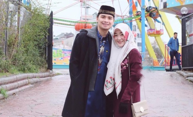 Pasangan Alvin Faiz, putra sulung mendiang Ustadz Arifin Ilham, saat mesra dengan istri, Larissa Chou. (Foto: Instagram)