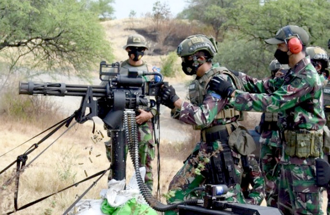Prajurit Yontaifib 2 Marinir TNI-AL latihan tempur menembak menggunakan senjata otomatis. (foto: istimewa)