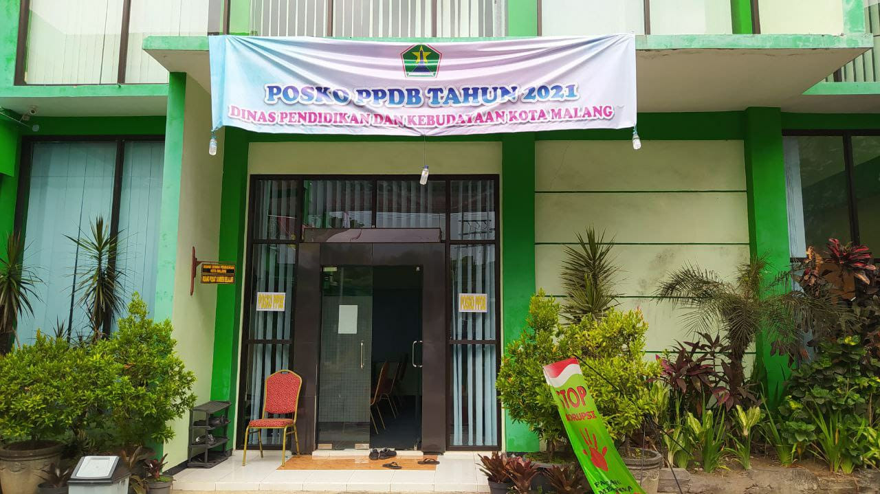 Posko PPDB online di Kantor Disdikbud Kota Malang (Foto: Lalu Theo/Ngopibareng.id)