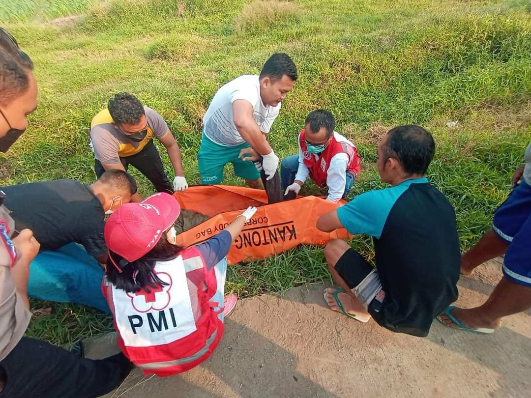 Polisi bersama PMI Kabupaten Mojokerto saat mengevakuasi korban kecelakaan meninggal.(Foto: Istimewa)