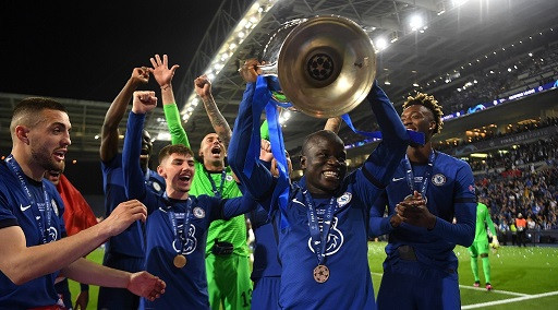 N'Golo Kante saat mengangkat trofi Liga Champions dalam selebrasi juara
