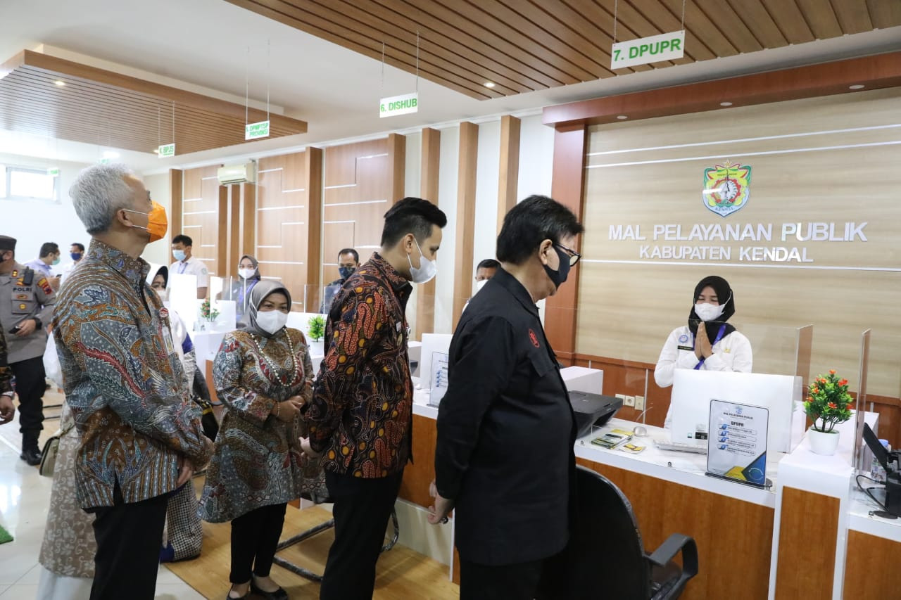 Gubernur Jawa Tengah Ganjar Pranowo bersama Menteri PAN-RB Tjahjo Kumolo meresmikan Mal Pelayanan Publik (MPP) Kabupaten Kendal, Rabu 2 Juni 2021. (Foto: istimewa)