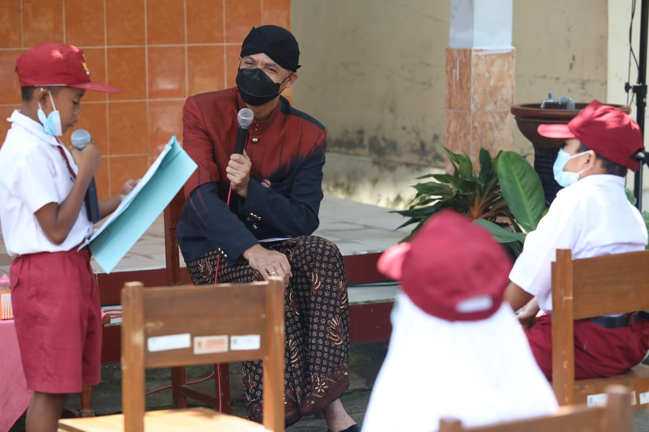 Gubernur Jawa Tengah, Ganjar Pranowo saat berkunjung ke SDN 3 Nanggulan Kecamatan Cawas Kabupaten Klaten, Selasa 1 Juni 2021. (Foto: Istimewa)