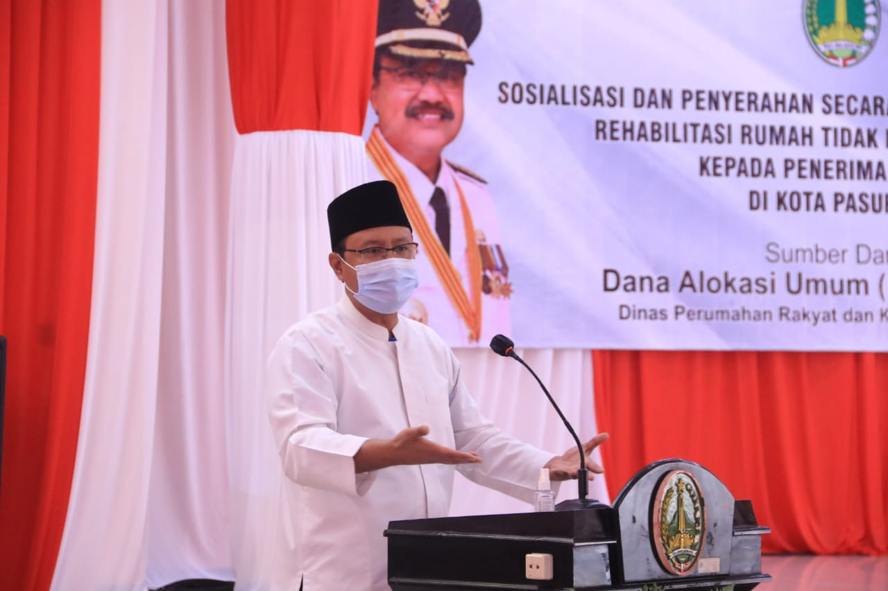 Walikota Pasuruan Saifullah Yusuf (Gus Ipul) serahkan bantuan sosial rehabilitasi Rumah Tidak Layak Huni (RTLH). (Foto: Istimewa)