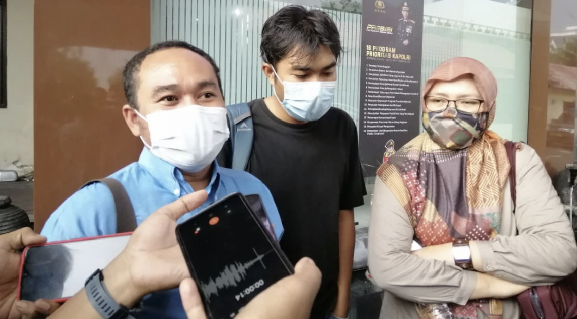 Jurnalis Tempo, Nurhadi, usai menjalani pemeriksaan di Mapolda Jatim. (Foto: dok. Aji Surabaya)
