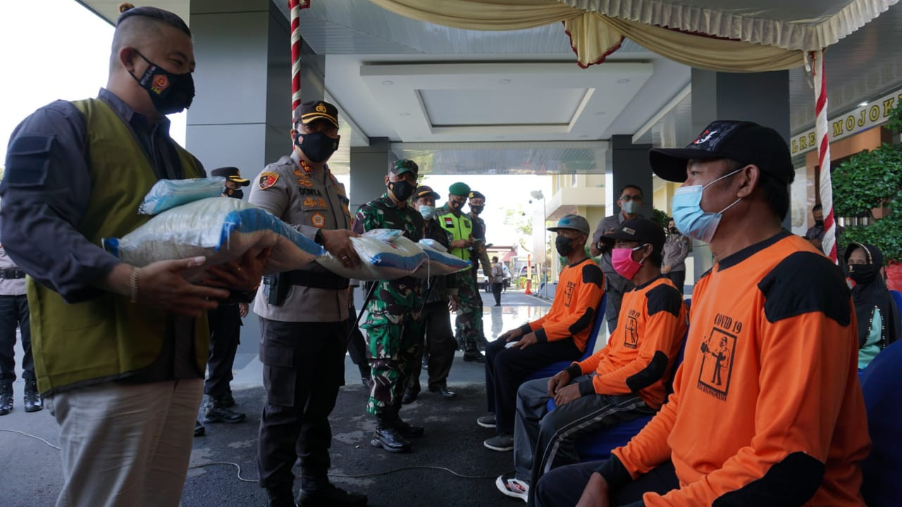 Yayasan Buddha Tzu Chi salurkan bantuan untuk korban covid-19 di Mojokerto. (Foto: Deni Lukmantara/Ngopibareng.id)