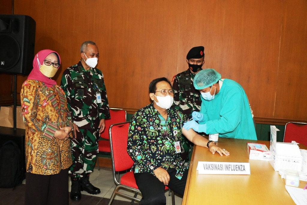 Vaksinasi Influenza digelar di Gedung Bung Tomo, Kantor Pemkab Jombang, Kamis 3 Juni 2021 pagi. (Foto: Istimewa)