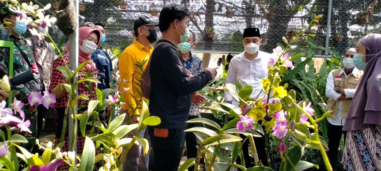Walikota Surabaya, Eri Cahyadi, saat mengunjungi Taman Anggrek, Surabaya, Kamis 3 Juni 2021.