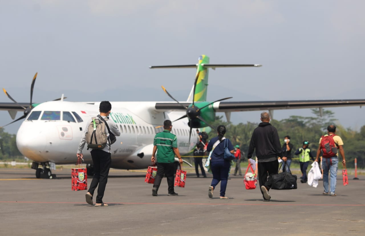 Pesawat Citilink jenis ATR-72 berhasil landing dengan mulus di bandara itu dengan membawa 34 penumpang dari Bandara Juanda Surabaya. (Foto: Dok Jateng).