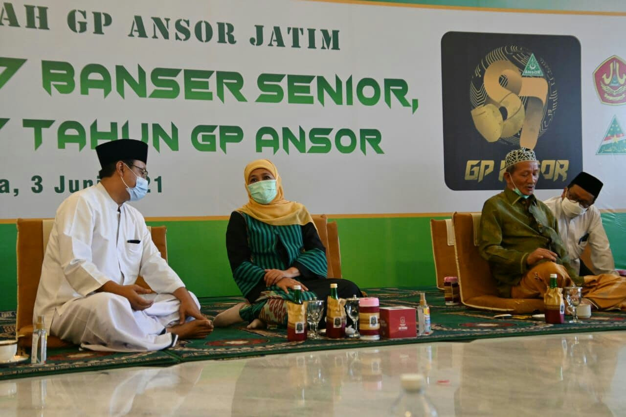 Saifullah Yusuf (Gus Ipul) dan Khofifah Indar Parawansa memberikan apresiasi pada 87 Banser di Jawa Timur. (Foto: Istimewa)