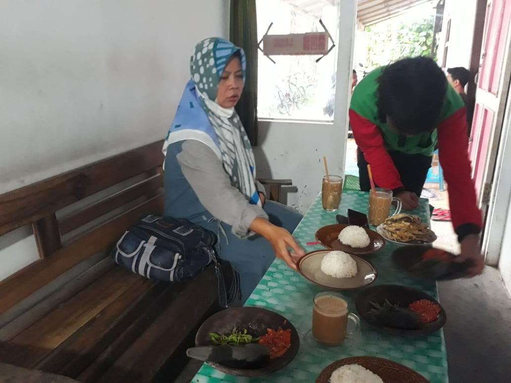 Nikmatnya nasi sambal peyek belut Mak Rumi di Blitar tak membuat kantong bolong. (Foto: Choirul Anam/ngopibareng.id)
