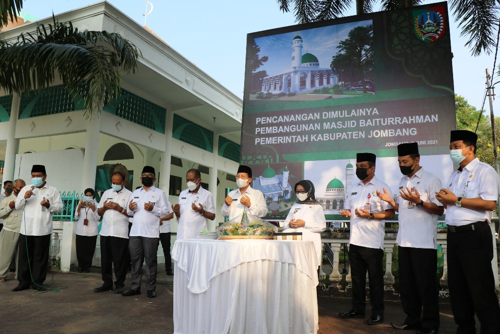 Rnovasi Masjid Baiturrahman kompleks Gedung Pemkab Jombang dari dana swadaya ASN dan donatur umum yang diperkirakan mencapai Rp5 miliar. (Foto: Istimewa)