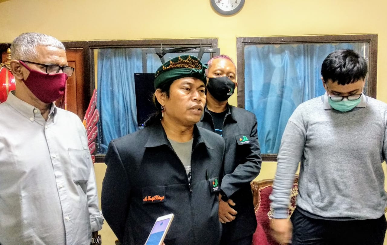Taufik Hidayat (tengah) Ketua Presidium Dewan Kesenian Jawa Timur memberikan penjelasan terkait acara Sarasehan di DKJT Jatim (Foto: Mutqiyyah Rizqi/Ngopibareng.id)