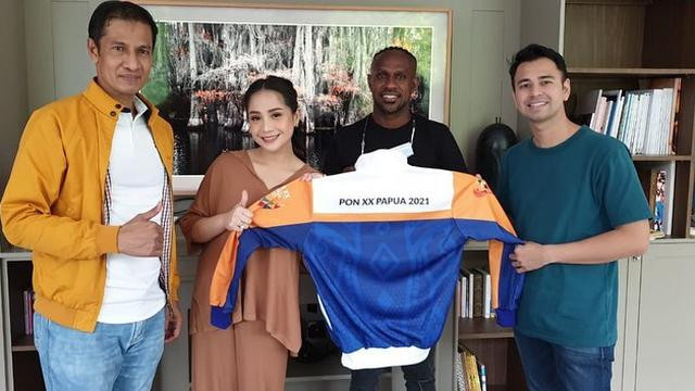 Pasangan suami istri Raffi Ahmad dan Nagita Slavina promosi PON XX Papua bersama pesepakbola Boaz Salossa. (Foto: RANS Entertainment)