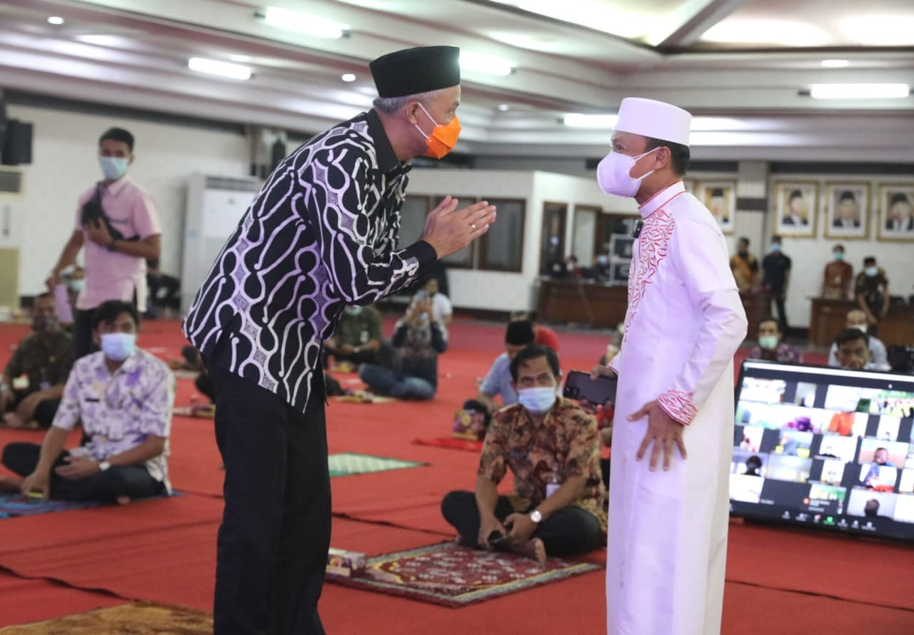 Gubernur Jawa Tengah, Ganjar Pranowo saat berbincang dengan Ustad Das'ad Latif. Ustad Das'ad sengaja diundang untuk mengisi Tausiah Kebangsaan yang digelar di Gedung Gradhika Bhakti Praja, Jumat 4 Juni 2021.