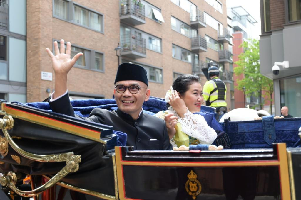 Duta Besar RI Desra Percaya bersama istri, romantis. 