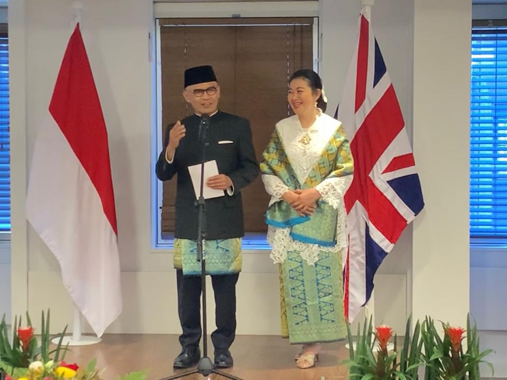 Duta Besar RI Desra Percaya menyampaikan salam Presiden Joko Widodo ke Sang Ratu.