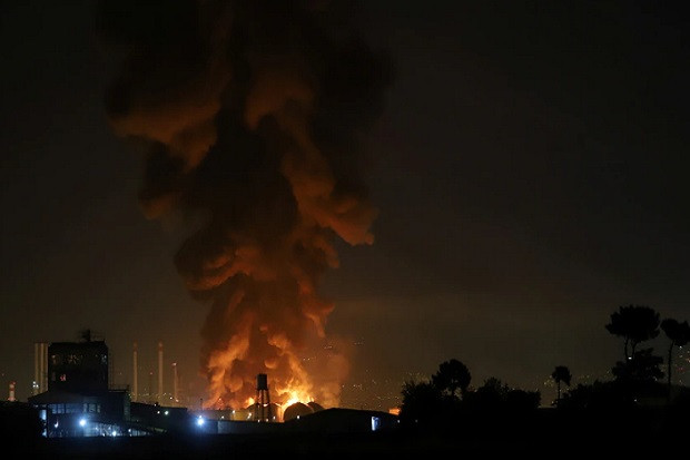 Kebakaran hebat di Tondgooyan Petrochemical Co, dekat Teheran, Iran. (Foto: Majid Asgaripour/WANA via REUTERS)