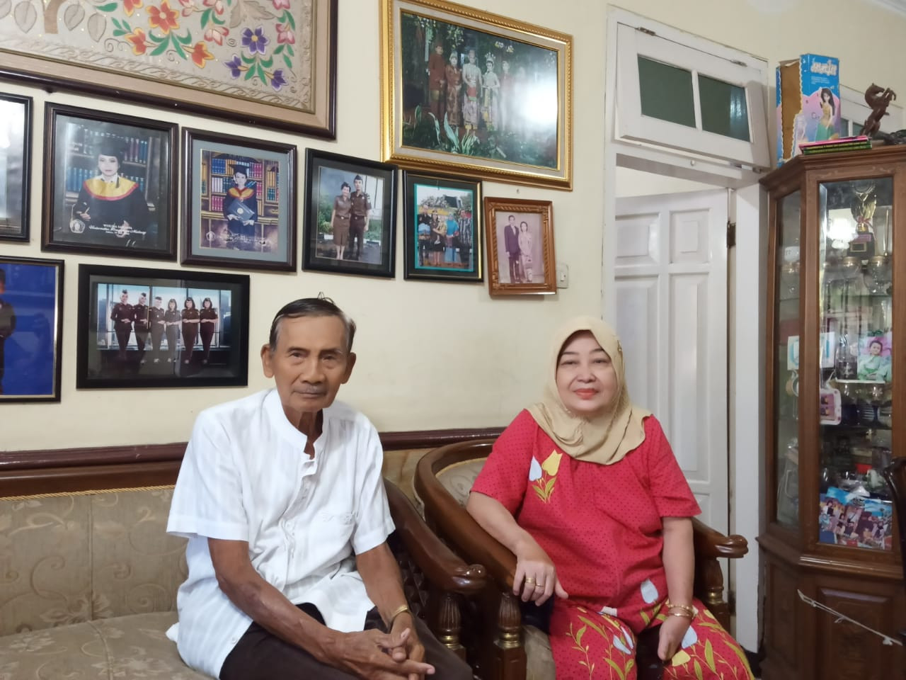 Jemaah haji tertua di Kota Malang, Sadi Budiono bersama istri ketika ditemui di rumahnya Jalan Ikan Arwana, Lowokwaru, Kota Malang (Foto: Lalu Theo/Ngopibareng.id)