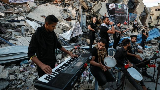Musisi Palestina gelar konser di depan puing-puing bekas konflik.(Foto: fb-redflish)