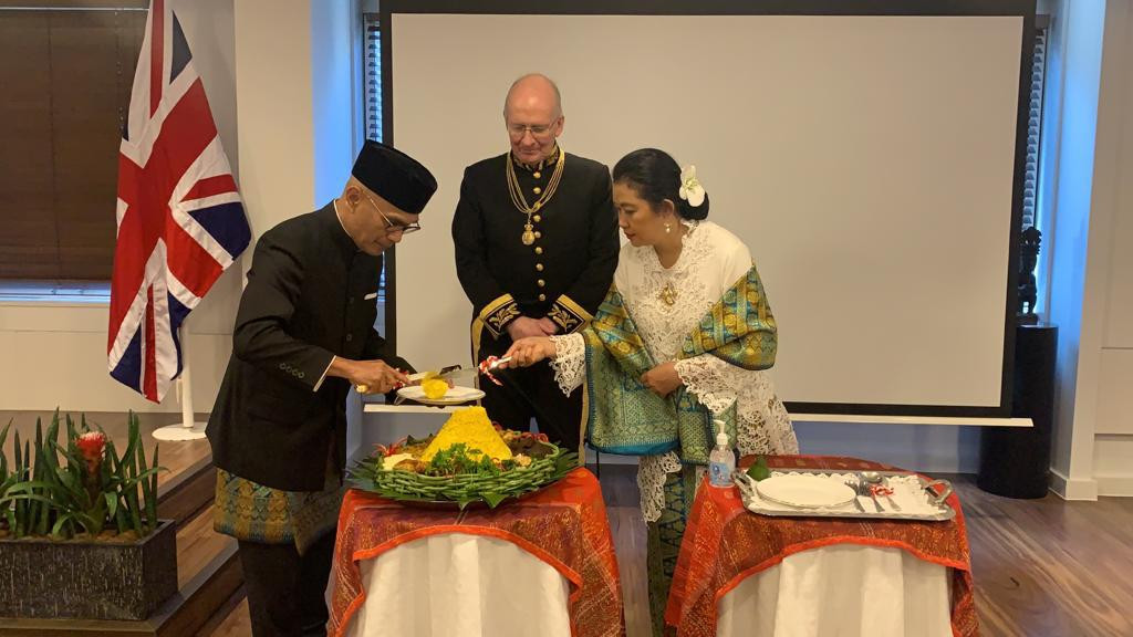 Dubes RI untuk Inggris Raya, Desra Percaya menyampaikan salam hangat dari Presiden Joko Widodo kepada Ratu Elizabeth II. (Foto: kbri-london/Kemlu)