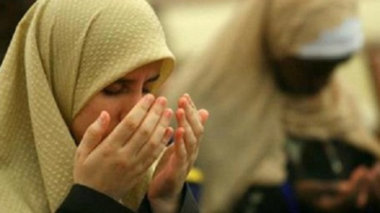 Muslimah berdoa sebagai perbaikan diri. (Foto: Istimewa)
