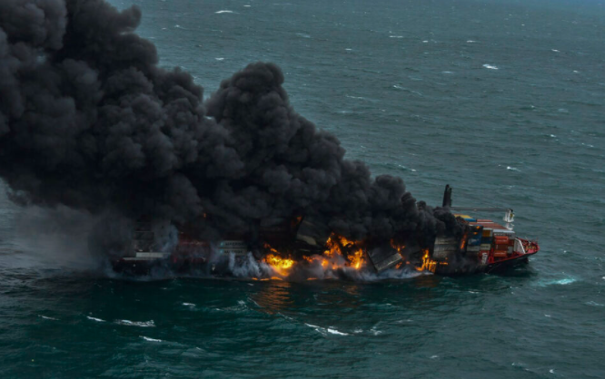 Asap hitam pekat membumbung dari insiden terbakarnya kapal MV X-Press Pearl. (Foto: AL Sri Lanka)
