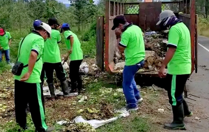 Petugas kebersihan DLHP Bondowoso membersihkan sampah berserakan di jalan objek wisata alam Kali Pahit Kawah Ijen Kecamatan Sempol. (foto: istimewa)