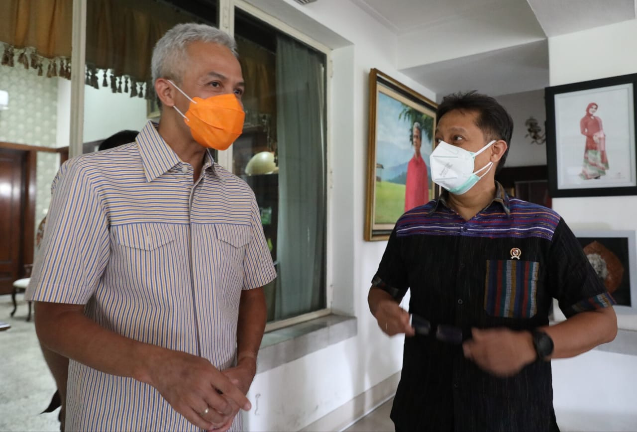 Menteri Kesehatan, Budi Gunadi Sadikin secara khusus menemui Gubernur Jawa Tengah, Ganjar Pranowo di rumah dinas Puri Gedeh Semarang, Sabtu, 5 Juni 2021. (Foto: Dok Jateng)
