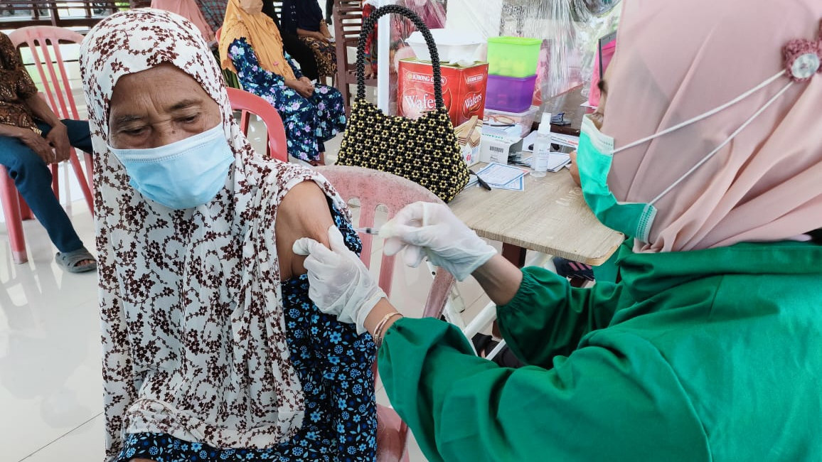 Salah seorang lansia di Banyuwangi mendapatkan suntikan vaksinasi covid-19 (foto:Istimewa)