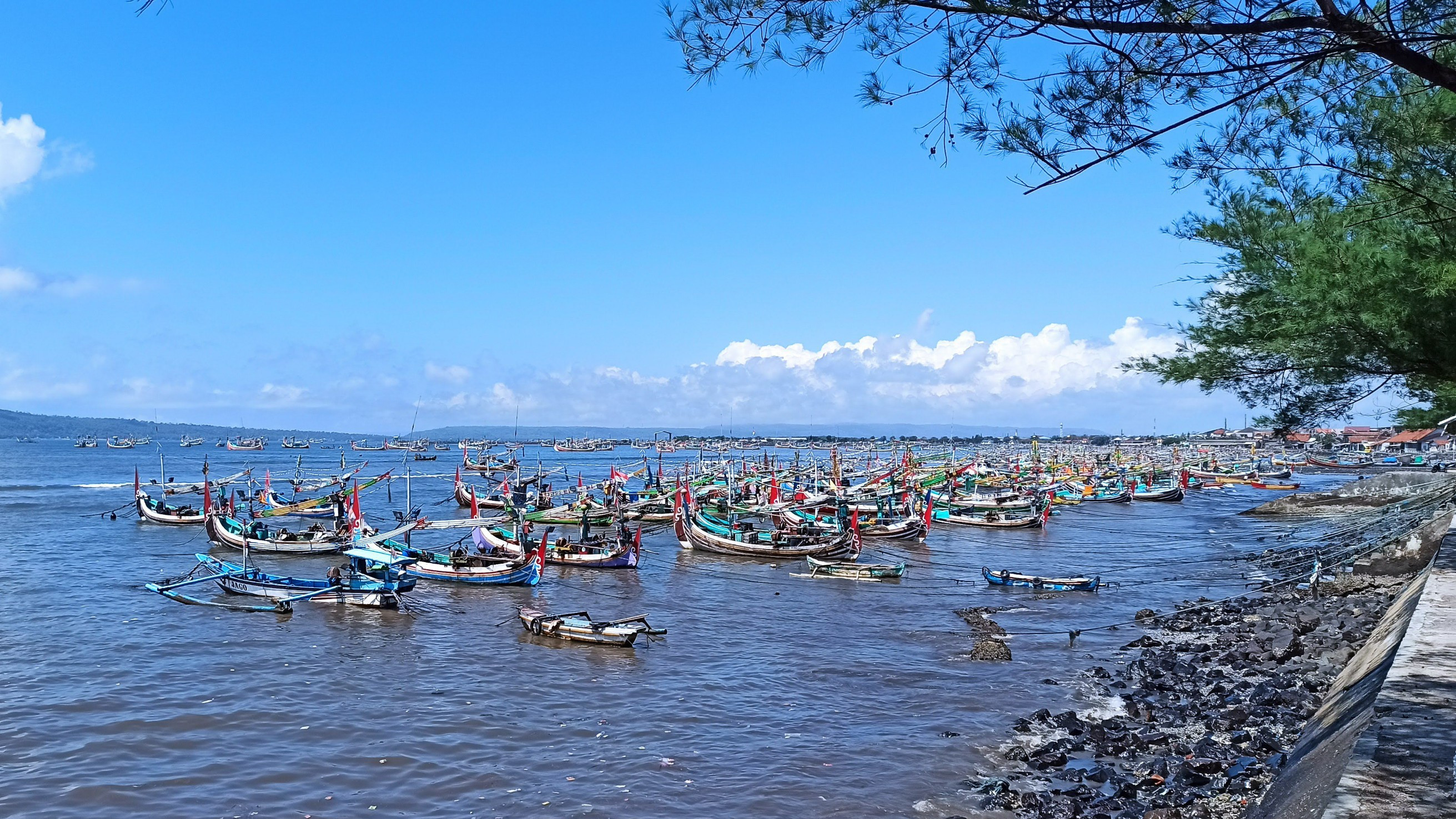 Perahu nelayan berderet di kawasan pantai Muncar (foto:Muh Hujaini/Ngopibareng.id)