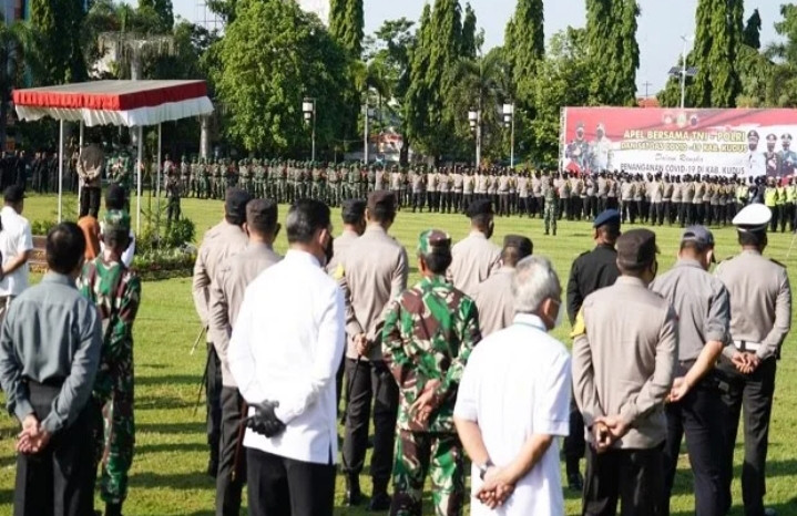 Aparat TNI dan Polri diperbantukan untuk mendisiplinkan warga mematuhi Prokes di Kudus ( foto;: Istimewa)