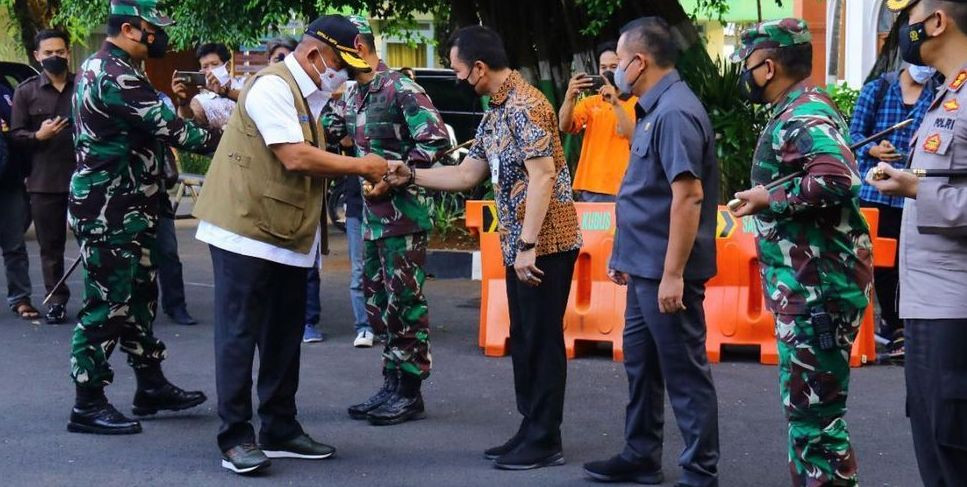Aparat TNI dan Polri menangani lonjakan Covid-19 di Kudus, Jawa Tengah, sebelum melakukan itu, mereka melakukan apel bersama terlebih dulu. /Instagram/@pemkabkudus