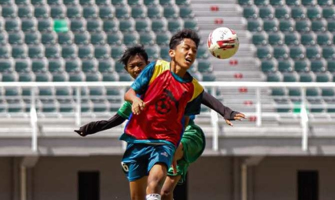 Para pemain muda di Jatim menjalani seleksi di Timnas U-16 di Stadion Gelora Bung Tomo, Surabaya, Sabtu 5 Juni 2021. (Foto: Fariz Yarbo/Ngopibareng.id))