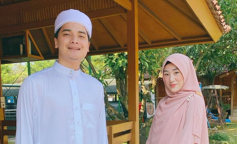Foto kenangan saat Alvin Faiz, putra pertama mendiang Ustadz Arifin Ilham, bersama sang istri, Larissa Chou. (Foto: Instagram)
