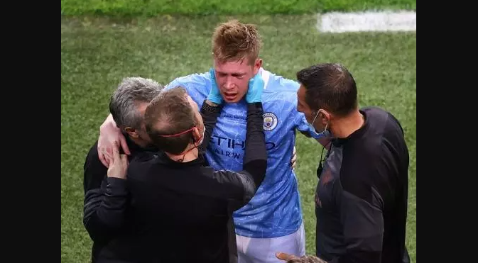 Gelandang Kevin De Bruyne mengalami cidera wajah saat membela Manchester City di final Liga Champions 2020/2021. Jelang membela timnas Belgia, Kevin De Bruyne menjalani operasi wajah. (Foto: Twitter Man City)