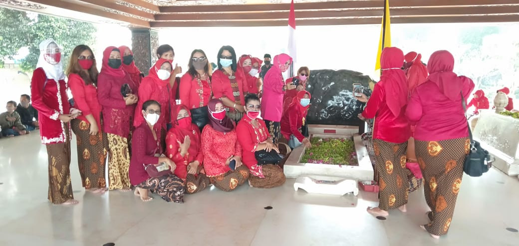 Puluhan anggota Komunitas Kain dan Kebaya Indonesia (KKI) Cabang Blitar Raya mengadakan acara ritual tabur bunga di makam Presiden Ir Soekarno. (Foto: Choirul Anam/Ngopibareng.id)