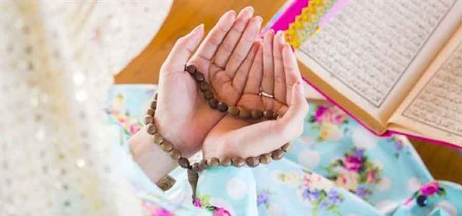 Muslimah dengan tangan berdoa, berzikir dan memegang tasbih. (ilustrasi)