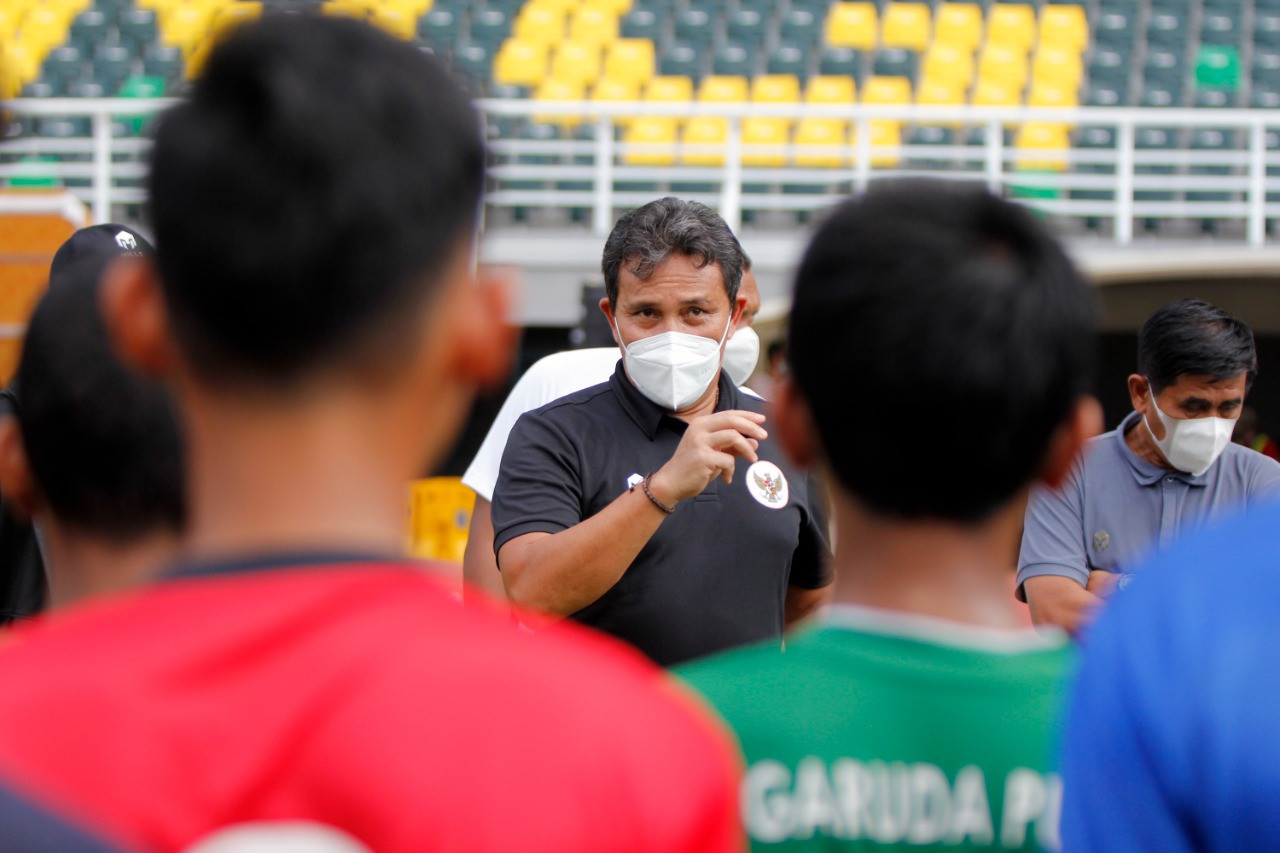 Pelatih Timnas U-16, Bima Sakti saat memberi motivasi pada peserta seleksi di Stadion Gelora Bung Tomo, Surabaya, Minggu 6 Juni 2021. (Foto: Fariz Yarbo/Ngopibareng.id)