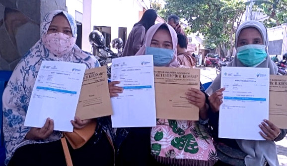 Guru PAUD dan TK di Bondowoso menunjukkan surat keterangan sudah vaksin Covid-19. (Foto: Istimewa)