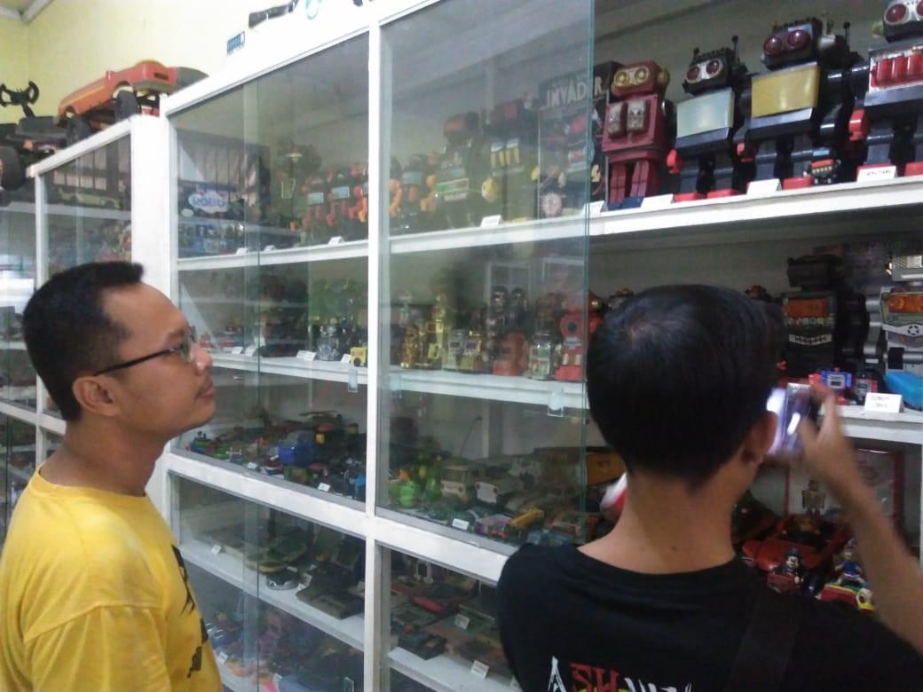 Hendra Koestanto, 40 pria asal Desa Miagan, Kecamatan Mojoagung, Jombang ini kumpulkan ribuan mainan antik dan bangun museum pribadi. (Foto: Istimewa)